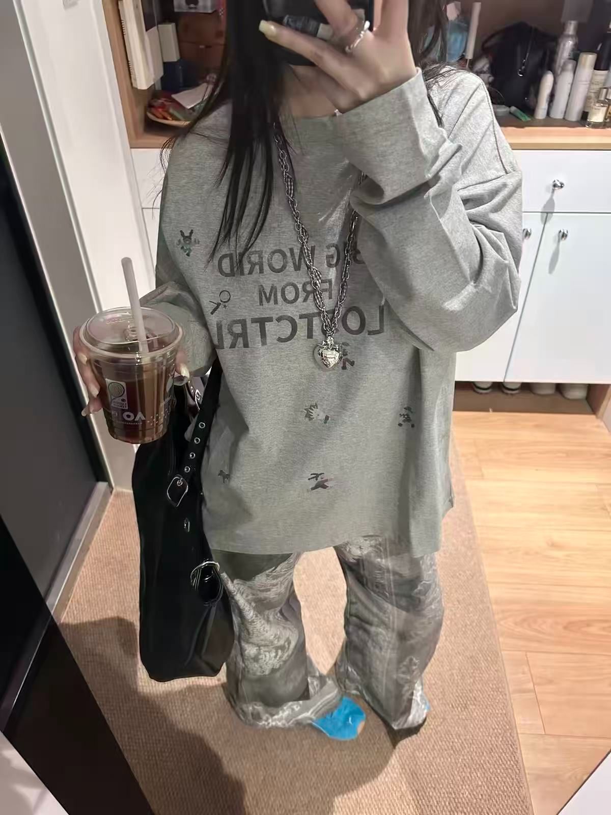 trendy printed gray long-sleeve T-shirt for women, spring design, loose and laid-back fit, crewneck top