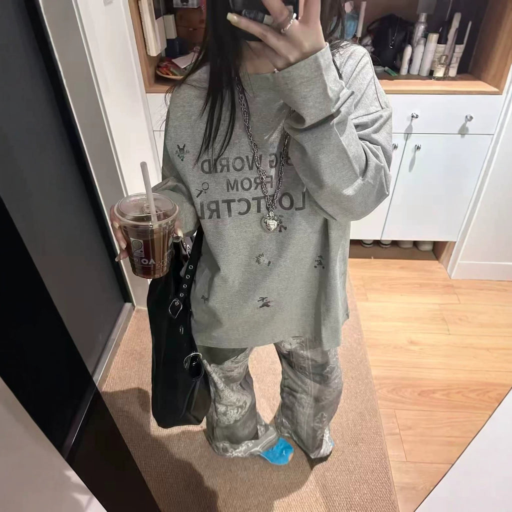 trendy printed gray long-sleeve T-shirt for women, spring design, loose and laid-back fit, crewneck top